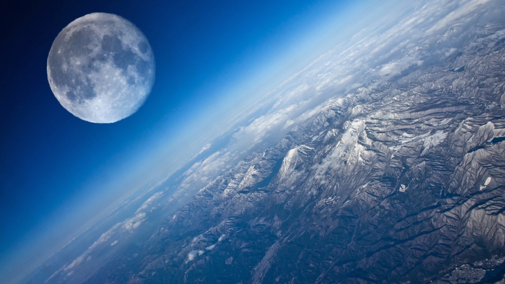 Луна с верхних слоев атмосферы Земли. Изображение Луны оптически увеличено.