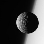 Мимас на фоне Сатурна, снимок космического аппарата Кассини