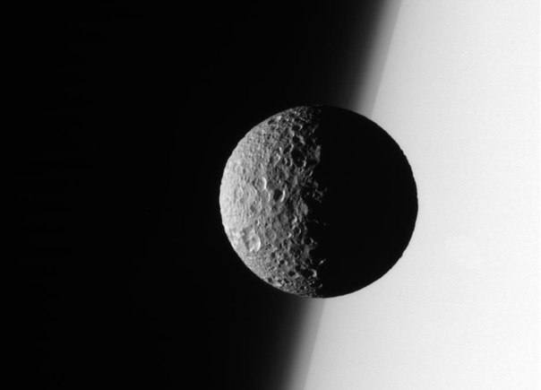 Мимас на фоне Сатурна, снимок космического аппарата Кассини