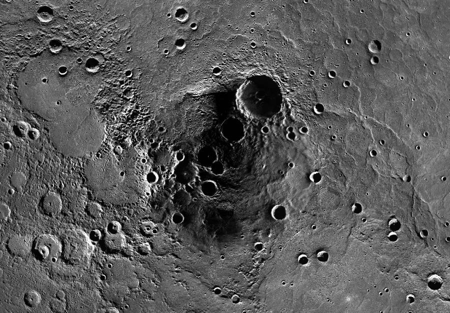 >Северный полюс Меркурия, в тени кратеров которого, MESSENGER обнаружил запасы льда