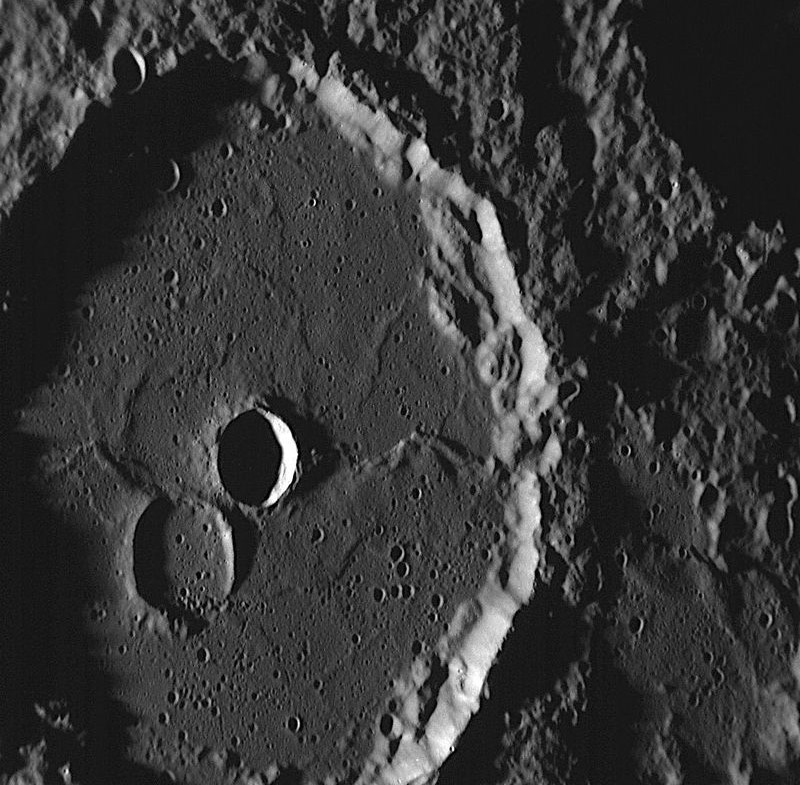 Сильно кратерированая поверхность Меркурия, снимок космического аппарата MESSENGER