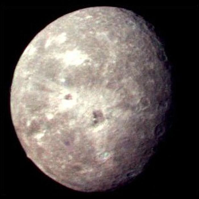 Спутник Урана Оберон, снимок Вояджера-2