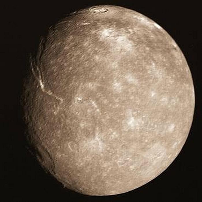 Спутник Урана Титания, снимок Вояджера-2