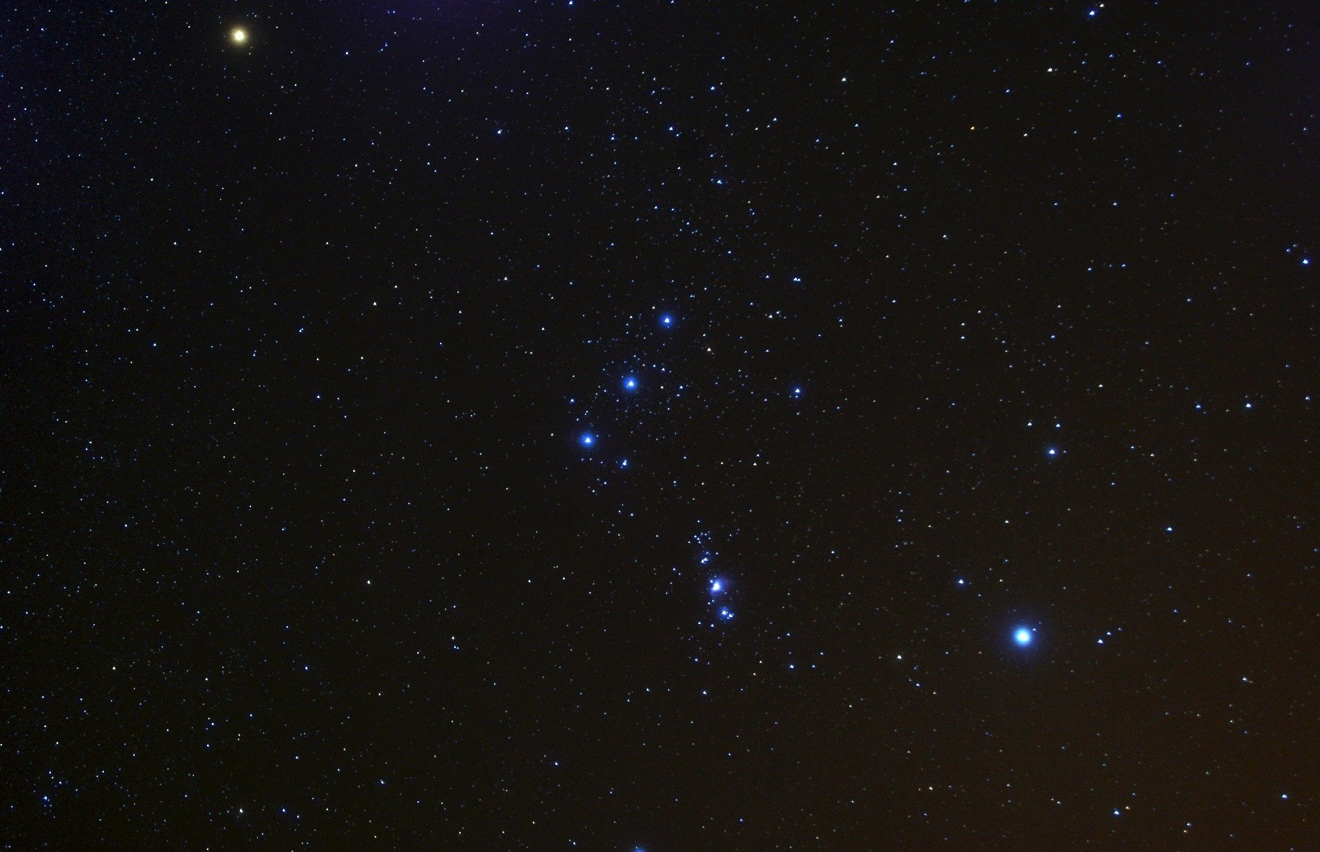 Три звезды Альнитак (ζ Ориона), Альнилам (ε Ориона), Минтака (δ Ориона) в центре снимка - Пояс Ориона