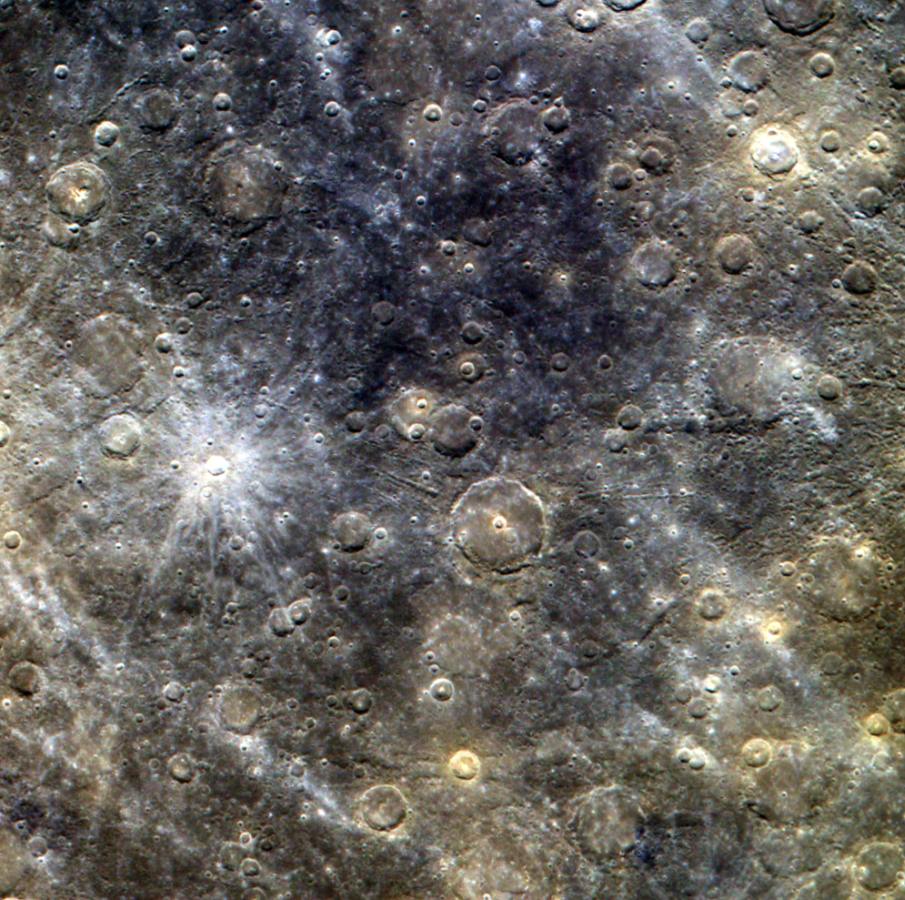 В центре изображения кратер Снори, диаметром 21 км