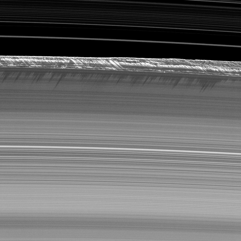 На этом изображении показаны самые высокие структуры, найденные на главных кольцах Сатурна. По данным НАСА: «Вертикальные структуры, среди самых высоких, встречающихся в главных кольцах Сатурна, резко поднимаются с краю кольца Сатурна B. Фото получено станцией «Кассини».