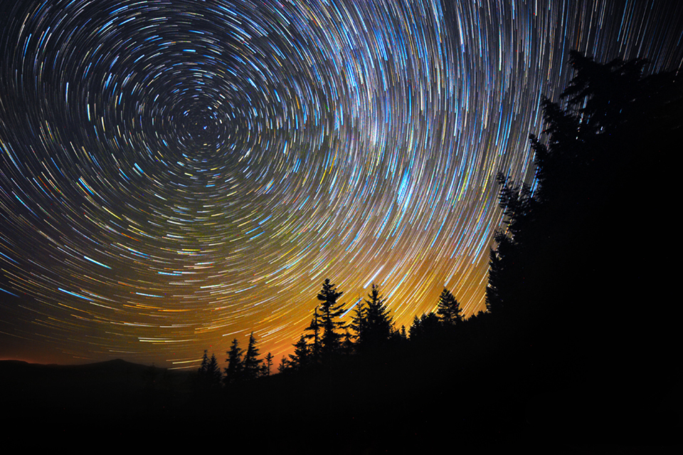 The midnight sky. Звездное небо Полярная звезда таймлапс. Вращение звездного неба вокруг полярной звезды. Вращение небосвода вокруг полярной звезды. Движение звезд.