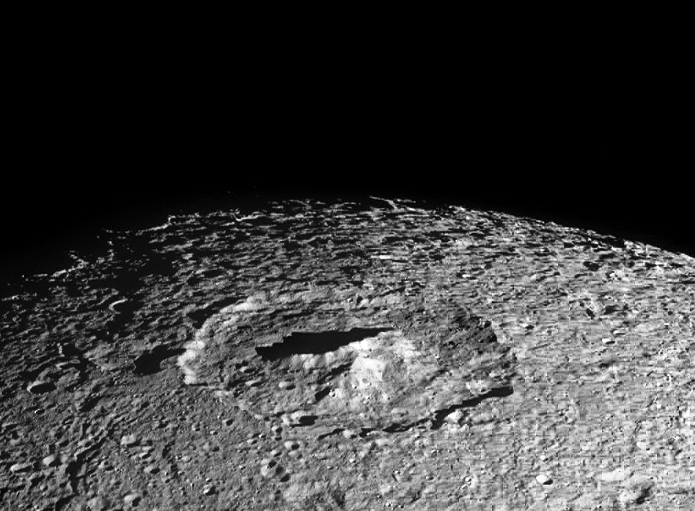 Центральный пик кратера Erulus отбрасывает длинную тень