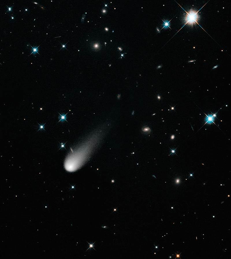 Комета ISON среди звезд