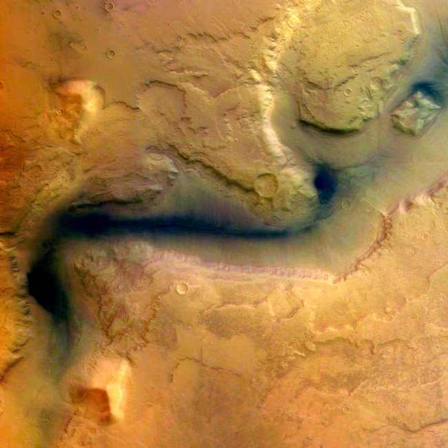 Одно из первых изображений Reull Vallis, сделанных Mars Express в 2004 году