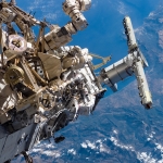 Астронавты Steven G. MacLean и Daniel C. Burbank работают снаружи МКС