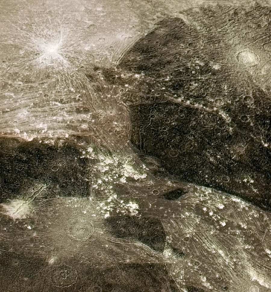 Ганимед, изображение с расстояния около 70 000 км.