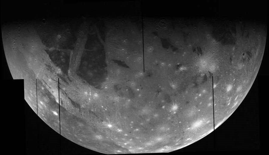 Мозаика изображений Ганимеда со спутника Galileo 26 июня 1997 года.