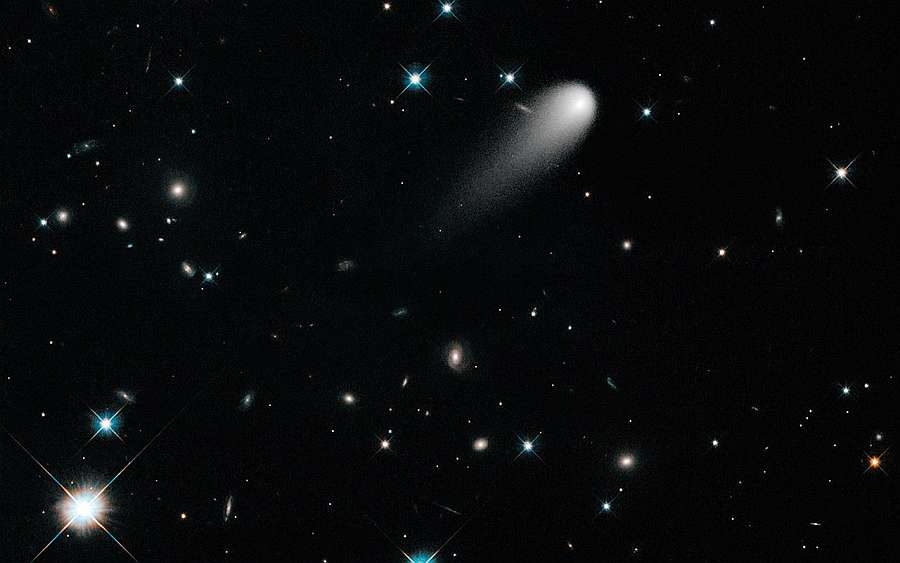 Комета ISON снятая 30 апреля 2013 года Хабблом