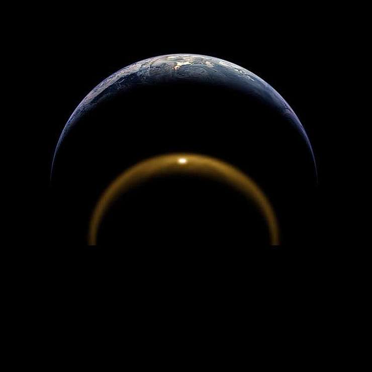 Солнечные блики на спутнике и нашей Земле в сравнении