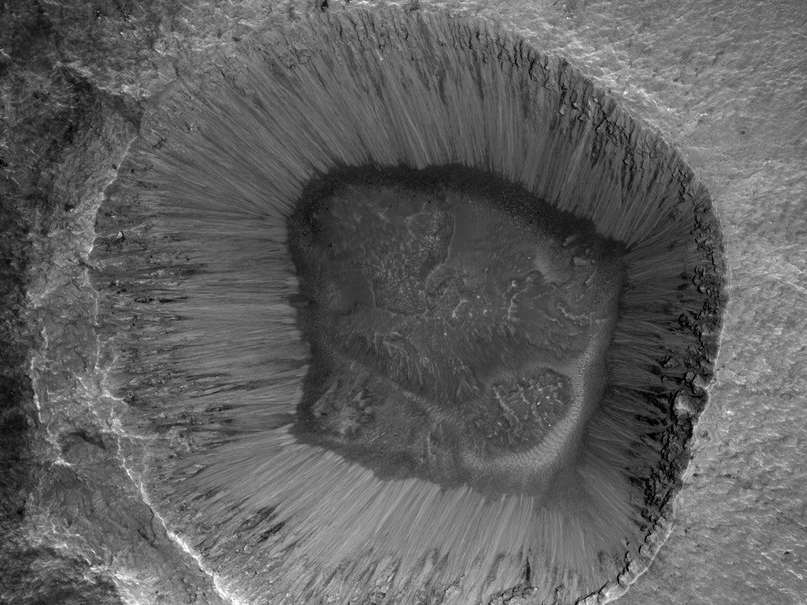 Ударный кратер размером около трех километров.