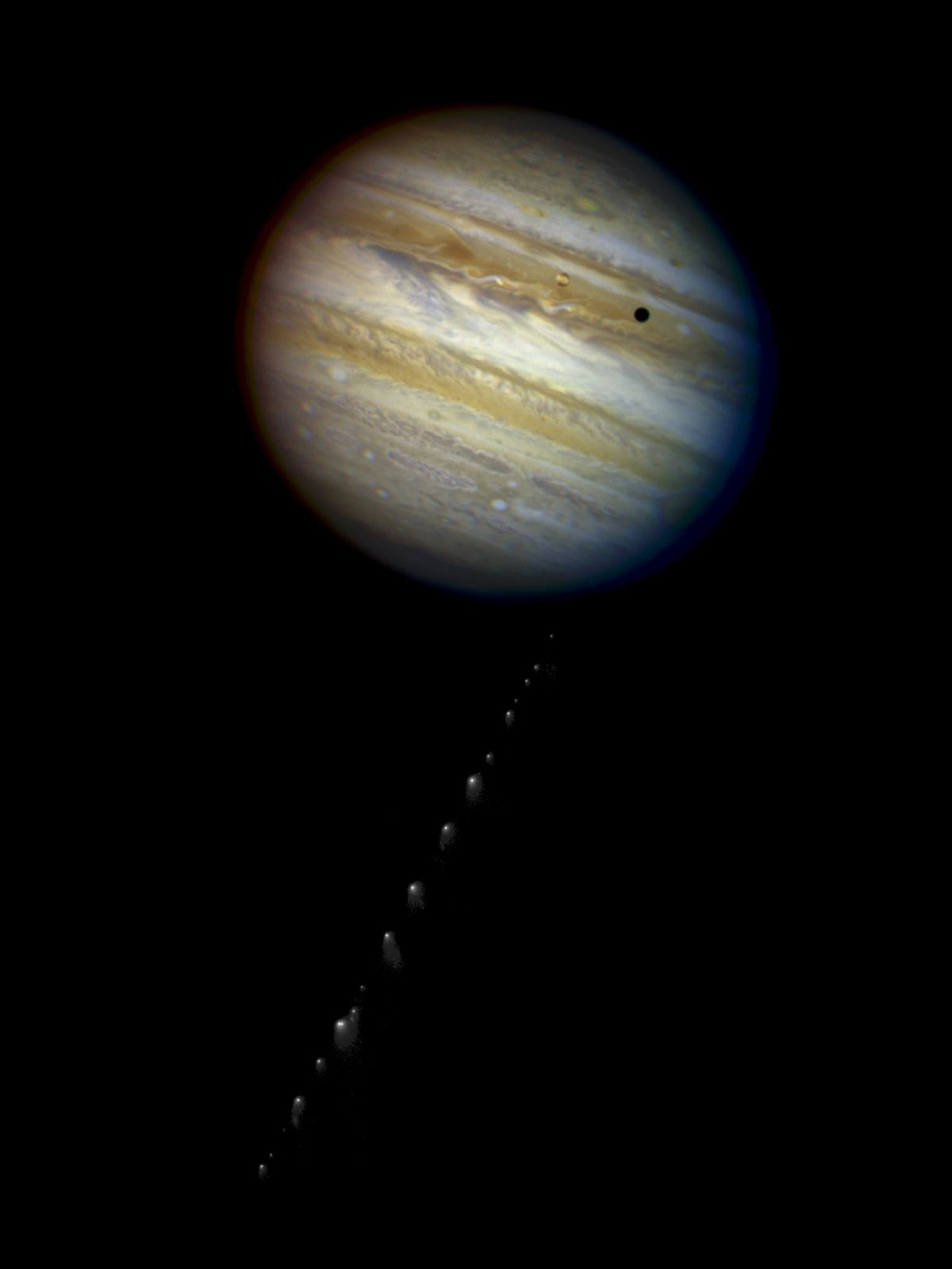 Композитный снимок Юпитера и кометы Шумейкер-Леви 9
