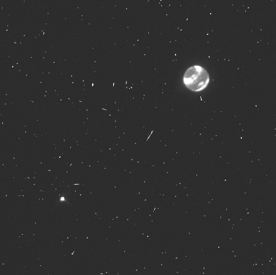 Нептун и Тритон, сфотографированный телескопом Хаббл