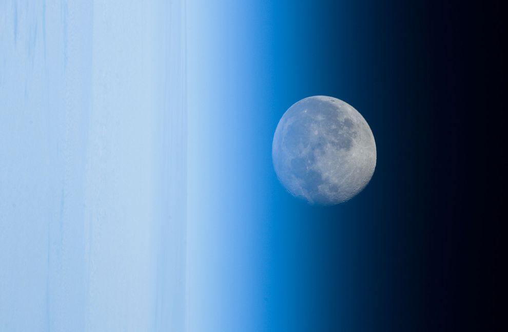 Луна, искаженная атмосферой Земли