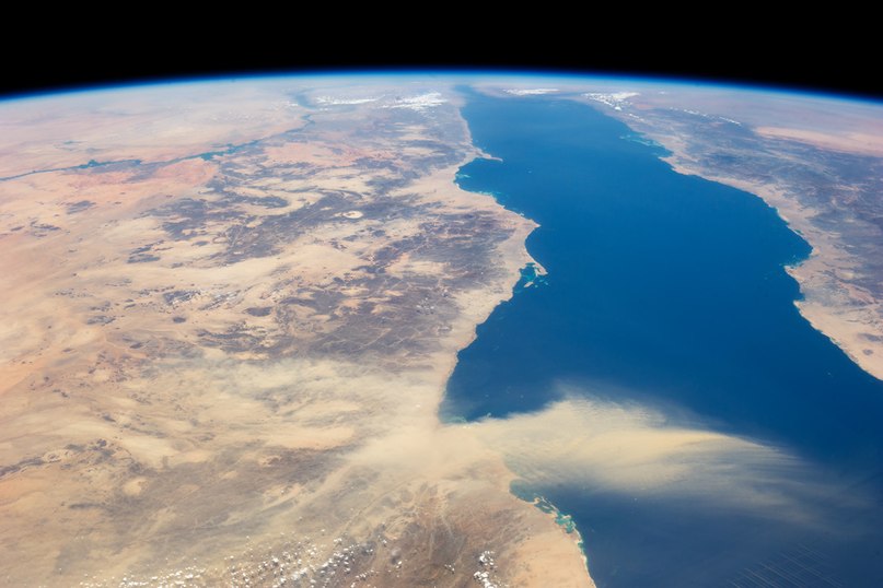 Пылевой шлейф, тянущийся из пустыни Египта в Красное море