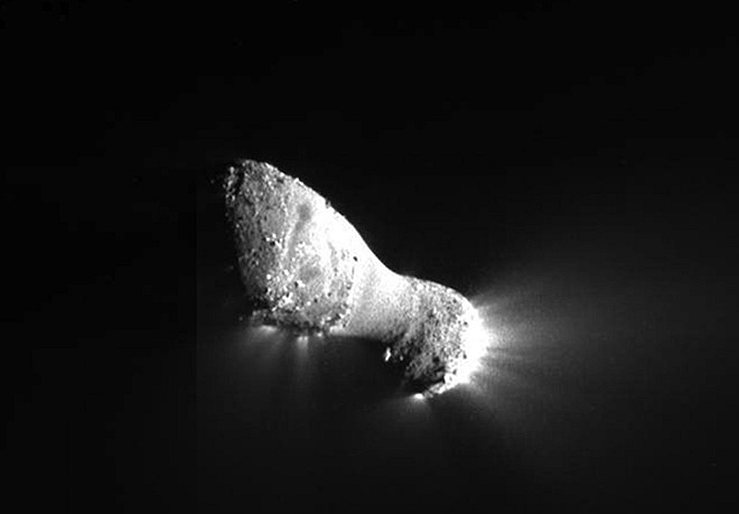Яркие струи материала бьют из ядра кометы Хартли 2