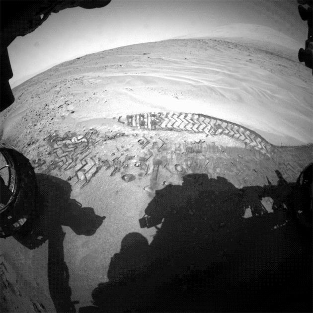 Марсоход бороздит поверхность красной планеты