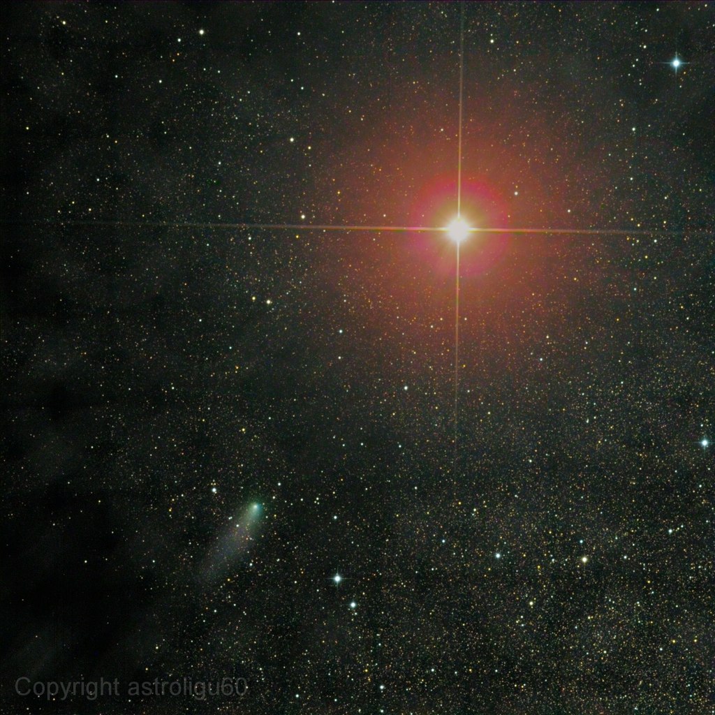 Фотография кометы Сайдинг-Спринг и Марса