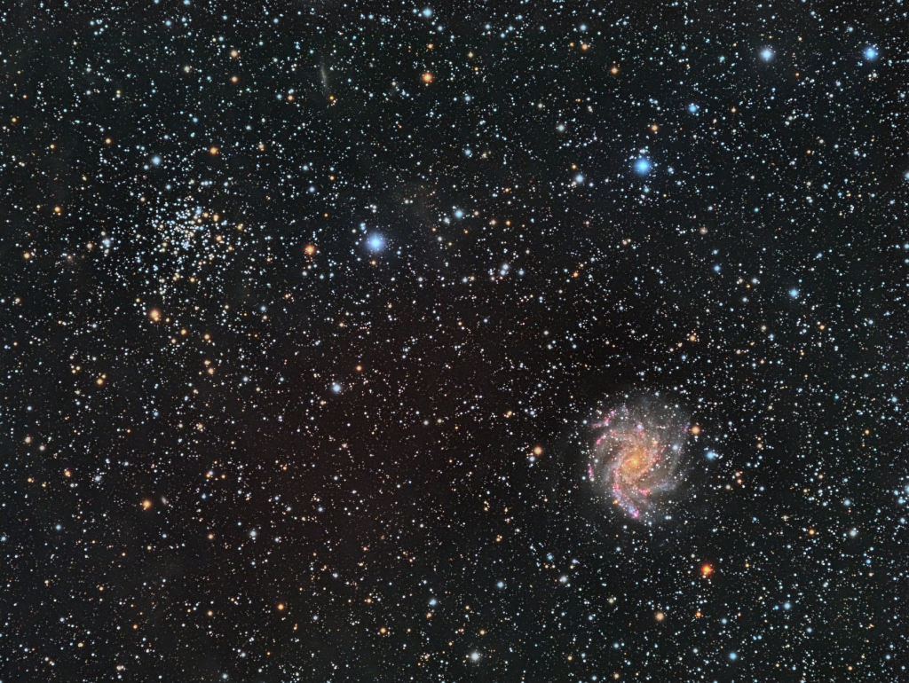 NGC 6946 - спиральная галактика с перемычкой, левее и выше видно рассеянное звездное скопление NGC 6939