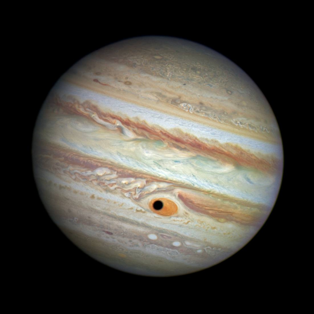 Тень от спутника Юпитера Ганимеда проходит по Большому Красному Пятну
