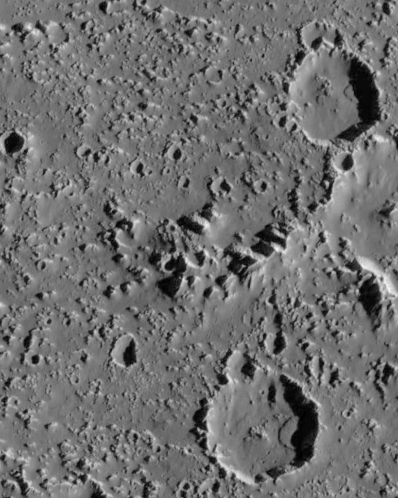 Два оползня длиной 3—3,5 км в правой части двух крупных кратеров