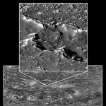 Катена Гомул в центральной части снимка и две цепочки кратеров