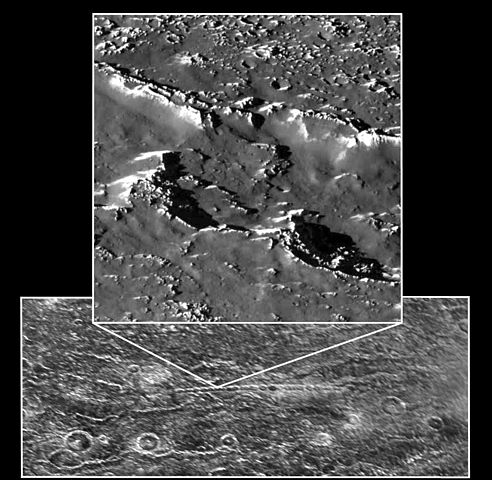 Катена Гомул в центральной части снимка и две цепочки кратеров