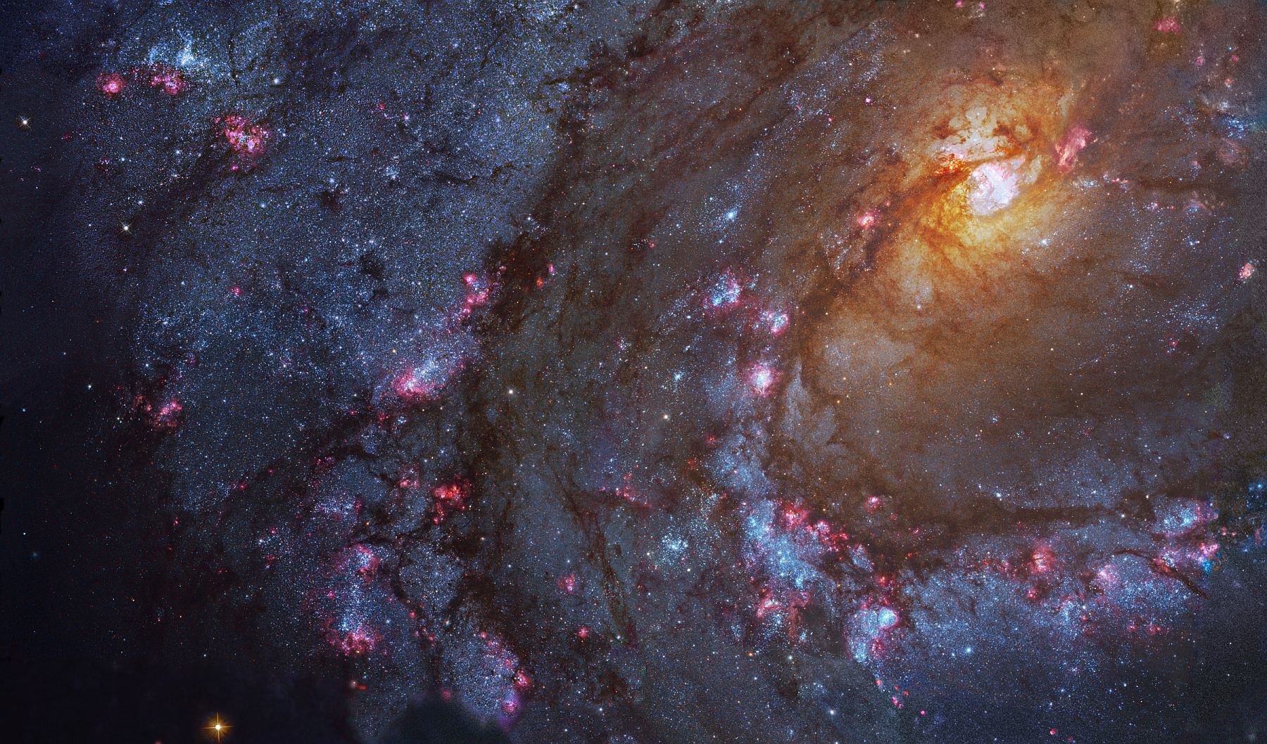 Красивый снимок галактики M83, полученный космическим телескопом Хаббл.