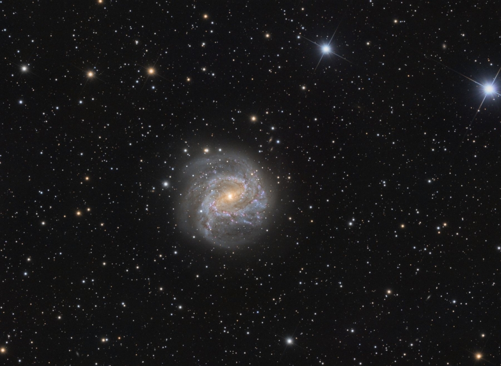 M83 (или Южная Вертушка) - спиральная галактика с перемычкой в созвездии Гидра