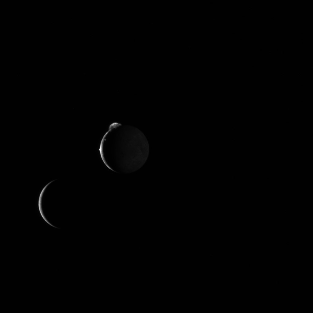 Спутники Юпитера Ио и Европа, снимок сделан зондом Новые горизонты