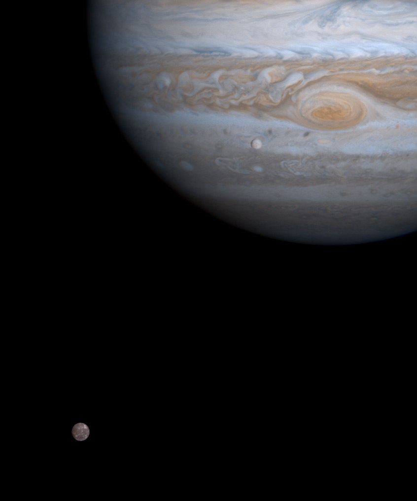 Спутники Юпитера Каллисто и Европа, снимок космического аппарата Кассини, сделанный в 2000 году.
