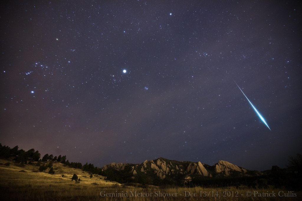 Яркий метеор снятый 14 декабря 2012 года