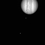 Юпитер и его спутники, сфотографированные зондом Новые Горизонты 17 января 2007 года. На снимке видны Ио и, вероятно, Ганимед