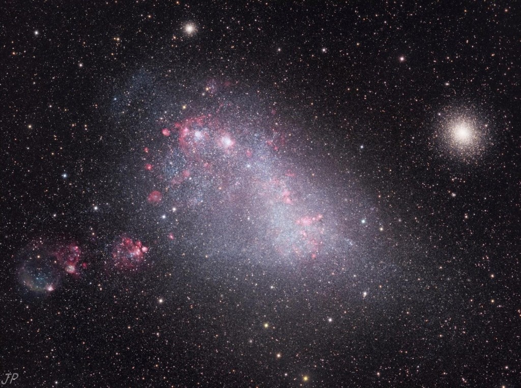 Шаровое скопление 47 Тукана (справа) и галактика-спутник Млечного Пути Малое Магелланово Облако.