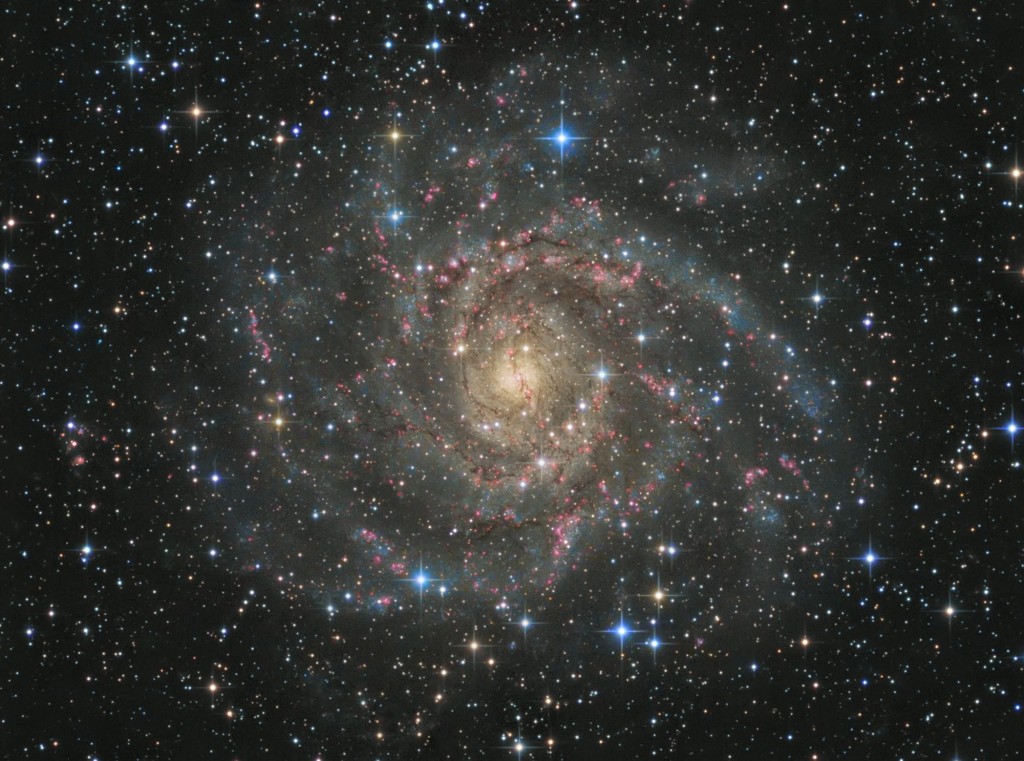 Спиральная галактика IC 342 из созвездия Жирафа, видимая плашмя и удаленная от нас на 7 миллионов световых лет