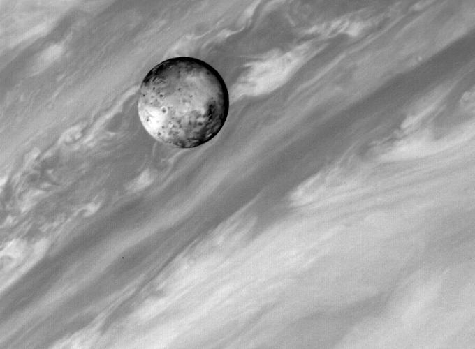 Юпитер и Ио, снимок Вояджера-1