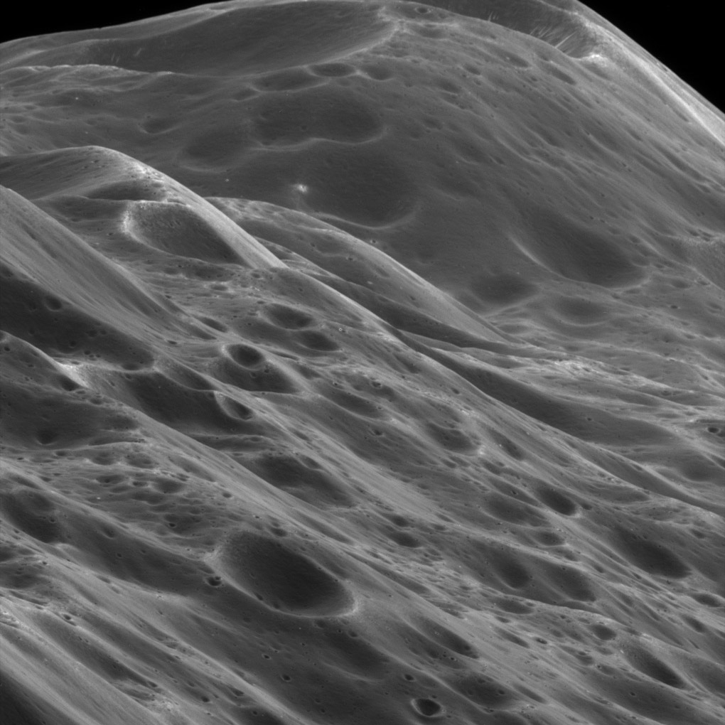 Фотография крупным планом гор на Япете, третьем по величине спутнике Сатурна