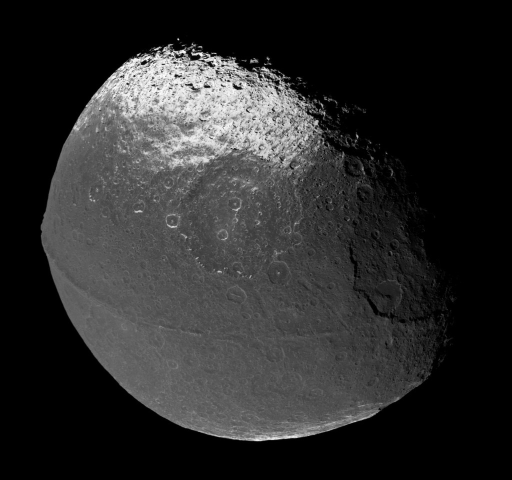 Япет, спутник Сатурна, снимок получен космическим аппаратом Кассини