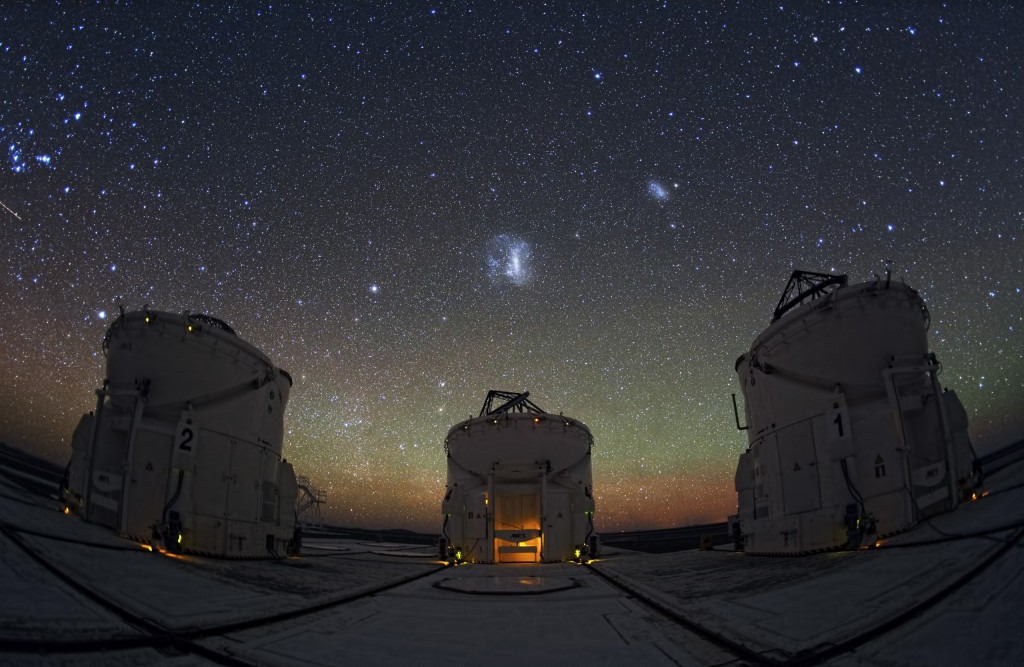 Магеллановы облака над телескопами на плато Паранал, Чили