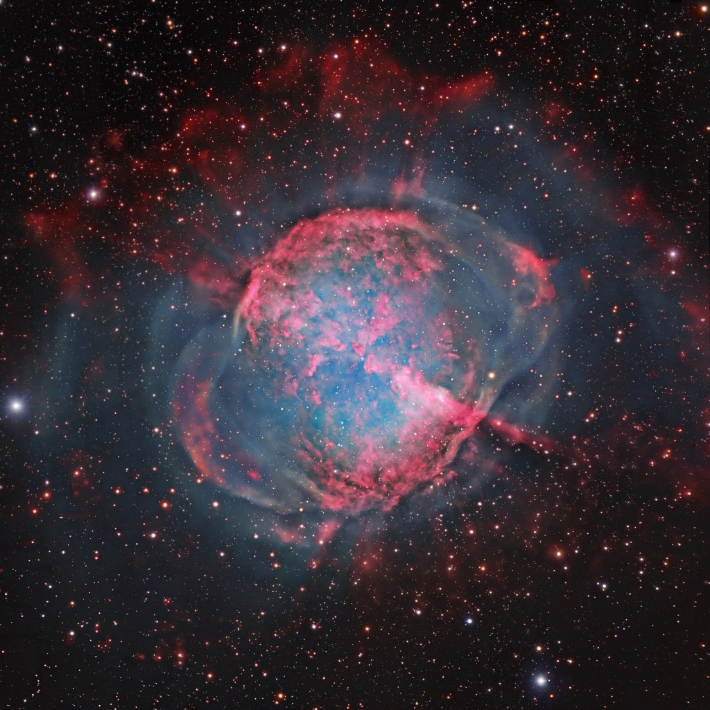Планетарная биполярная туманность М27 Гантель в созвездии Лисички