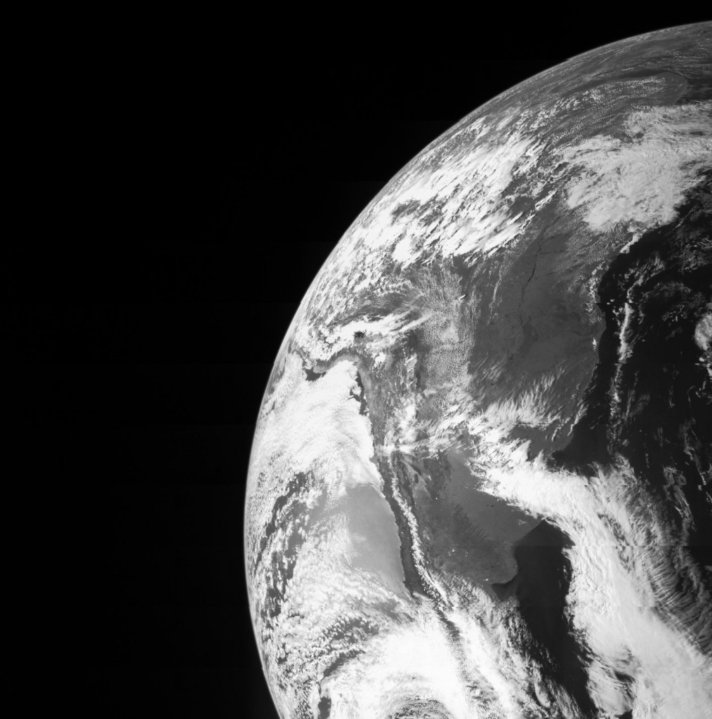 Земля сфотографированная космическим аппаратом Юнона, во время гравитационного маневра