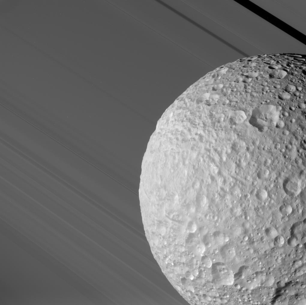 Мимас проходит перед кольцами Сатурна