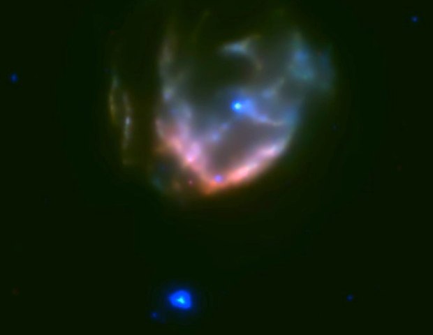 Сверхновая и магнетар 3XMM J185246.6+003317 (большая синяя точка под ней)