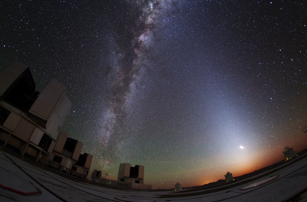 Зодиакальный свет, Млечный путь и телескопы VLT в обсерватории Паранал.