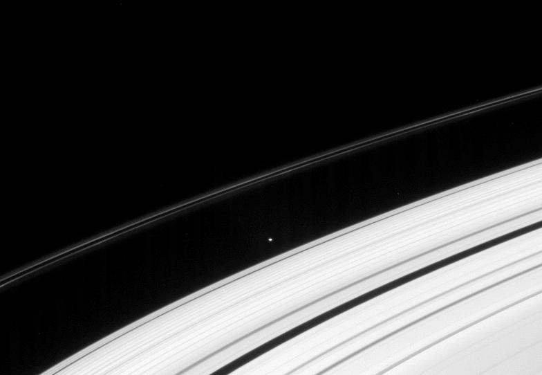 Атлас на фоне колец Сатурна